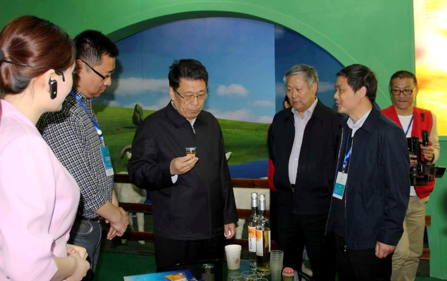 市委书记王玉君视察市畜牧局沂蒙优质农产品展位，强调家禽深加工助力乡村振兴